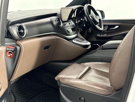 2023-Mercedes-Benz-V-Class-V-300d-Exclusive_7
