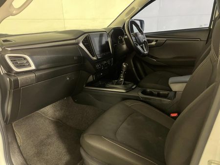 2024-Isuzu-D-Max-19-DDI-HR-LS-Double-Cab_8