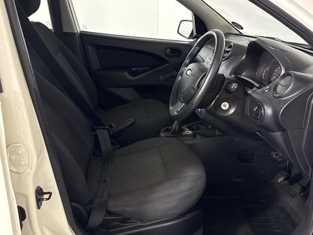 2012-Ford-Figo-14-Ambiente_9