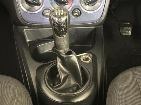 2012-Ford-Figo-14-Ambiente_10