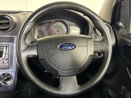 2012-Ford-Figo-14-Ambiente_11