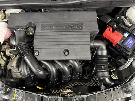 2012-Ford-Figo-14-Ambiente_12