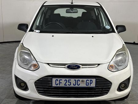 2012-Ford-Figo-14-Ambiente_13