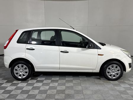 2012-Ford-Figo-14-Ambiente_15
