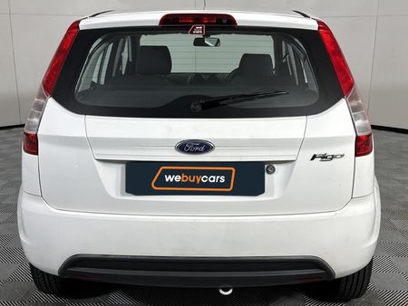 2012-Ford-Figo-14-Ambiente_16