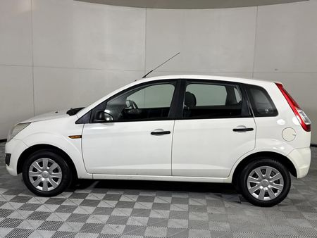 2012-Ford-Figo-14-Ambiente_17