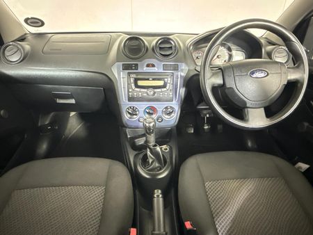 2012-Ford-Figo-14-Ambiente_1