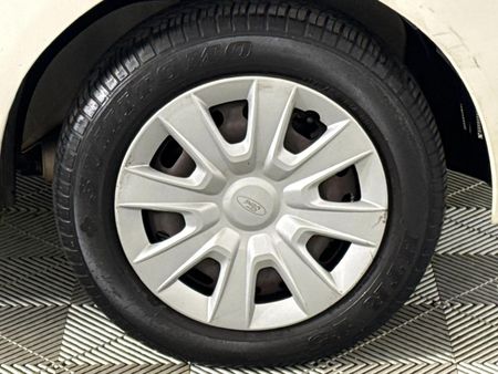 2012-Ford-Figo-14-Ambiente_4