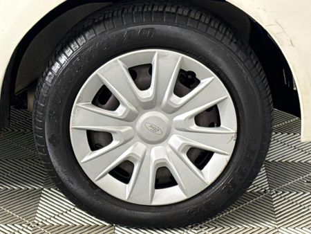 2012-Ford-Figo-14-Ambiente_5