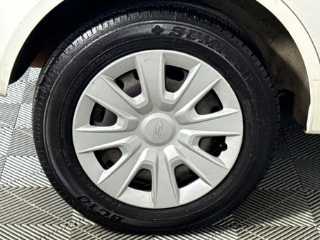 2012-Ford-Figo-14-Ambiente_7
