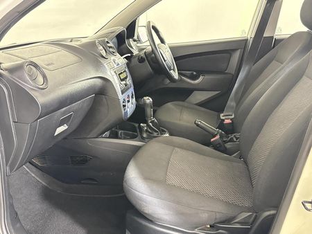 2012-Ford-Figo-14-Ambiente_8