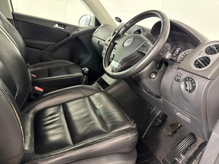 2010-Volkswagen-Tiguan-20-TDI-Track-Field-4Motion_9