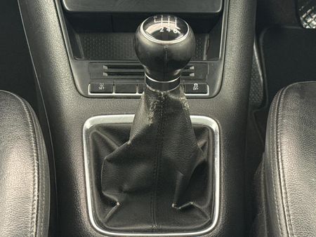 2010-Volkswagen-Tiguan-20-TDI-Track-Field-4Motion_10