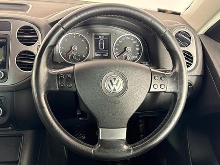 2010-Volkswagen-Tiguan-20-TDI-Track-Field-4Motion_11