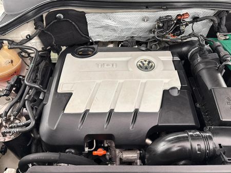 2010-Volkswagen-Tiguan-20-TDI-Track-Field-4Motion_12