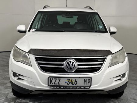 2010-Volkswagen-Tiguan-20-TDI-Track-Field-4Motion_14