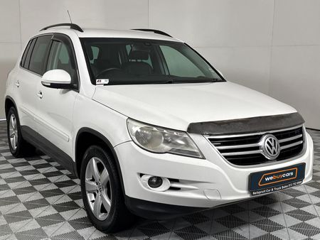 2010-Volkswagen-Tiguan-20-TDI-Track-Field-4Motion_15