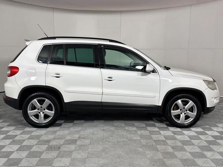 2010-Volkswagen-Tiguan-20-TDI-Track-Field-4Motion_16