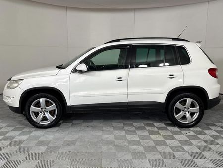 2010-Volkswagen-Tiguan-20-TDI-Track-Field-4Motion_18