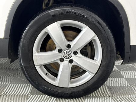 2010-Volkswagen-Tiguan-20-TDI-Track-Field-4Motion_4