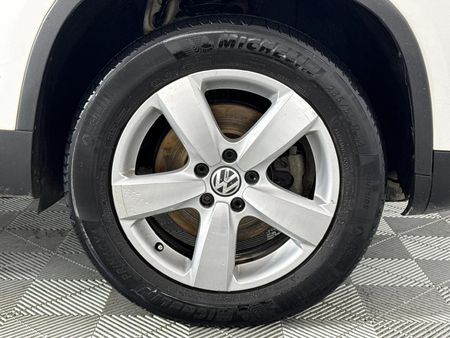 2010-Volkswagen-Tiguan-20-TDI-Track-Field-4Motion_5