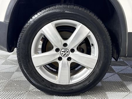2010-Volkswagen-Tiguan-20-TDI-Track-Field-4Motion_6