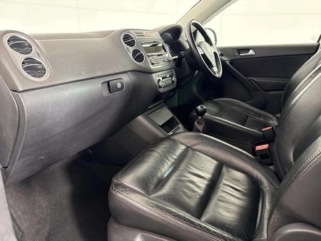 2010-Volkswagen-Tiguan-20-TDI-Track-Field-4Motion_8