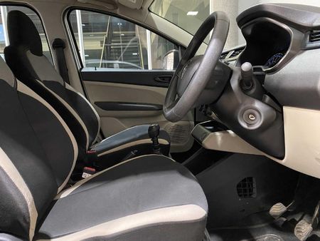 2025-Renault-Triber-10-Expression_18
