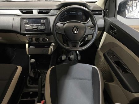 2025-Renault-Triber-10-Expression_22