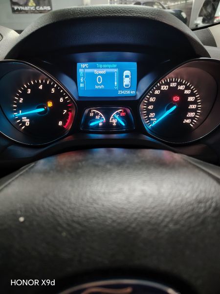 2014-Ford-Kuga-16-EcoBoost-Ambiente_10