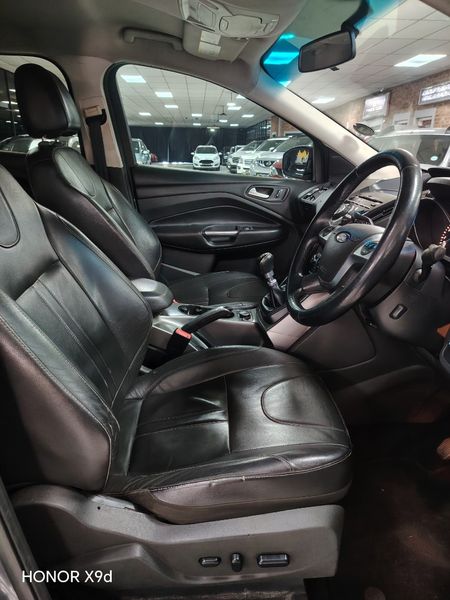 2014-Ford-Kuga-16-EcoBoost-Ambiente_6