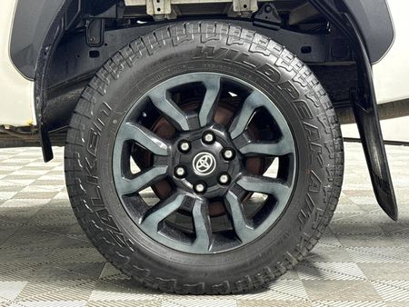 2021-Toyota-Hilux-28-GD-6-Raised-Body-Legend-4x4-Auto-Extended-Cab_5