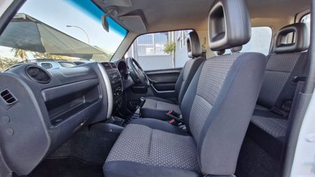 2012-Suzuki-Jimny-13_10