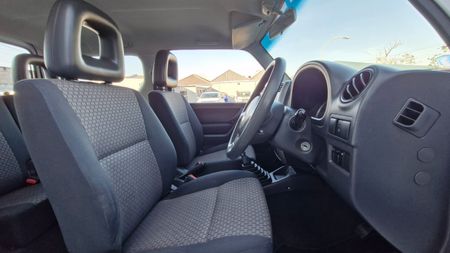 2012-Suzuki-Jimny-13_14