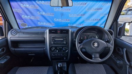 2012-Suzuki-Jimny-13_7