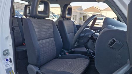 2012-Suzuki-Jimny-13_8