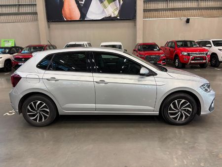 2022-Volkswagen-Polo-10-TSI-Life_1