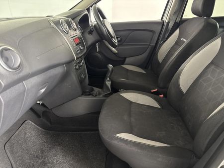 2017-Renault-Sandero-900T-Stepway_8