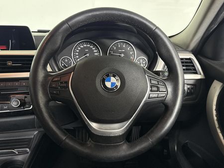 2017-BMW-3-Series-320i-Auto_11