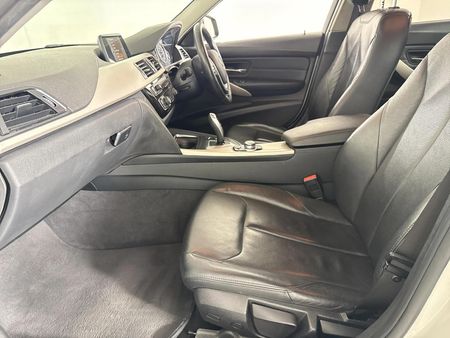 2017-BMW-3-Series-320i-Auto_8