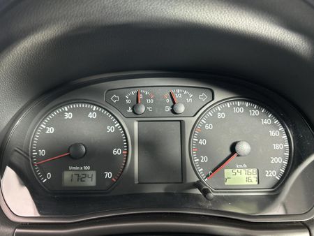 2010-Volkswagen-Polo-Vivo-14_2