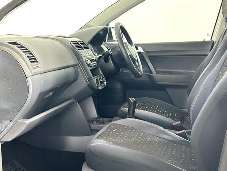 2010-Volkswagen-Polo-Vivo-14_8