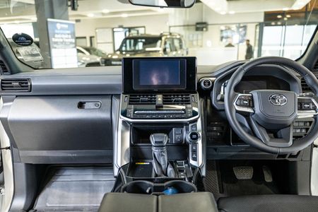 2026-Toyota-Land-Cruiser-300-V6-33D-GX-R_10