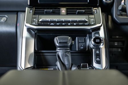 2026-Toyota-Land-Cruiser-300-V6-33D-GX-R_13