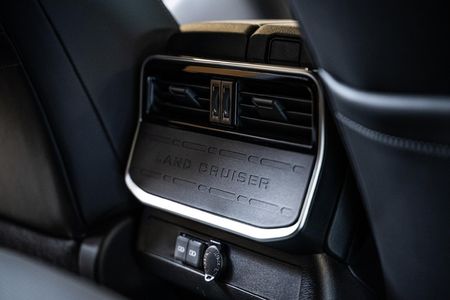 2026-Toyota-Land-Cruiser-300-V6-33D-GX-R_16