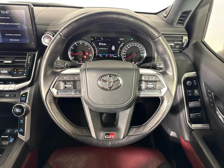 2023-Toyota-Land-Cruiser-300-V6-35-T-GR-S_13