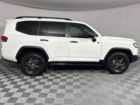 2023-Toyota-Land-Cruiser-300-V6-35-T-GR-S_18