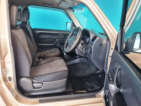 2009-Suzuki-Jimny-13_12