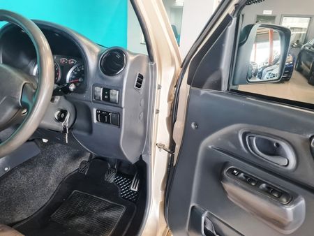 2009-Suzuki-Jimny-13_13