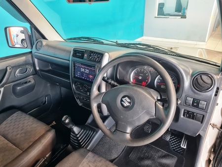 2009-Suzuki-Jimny-13_14